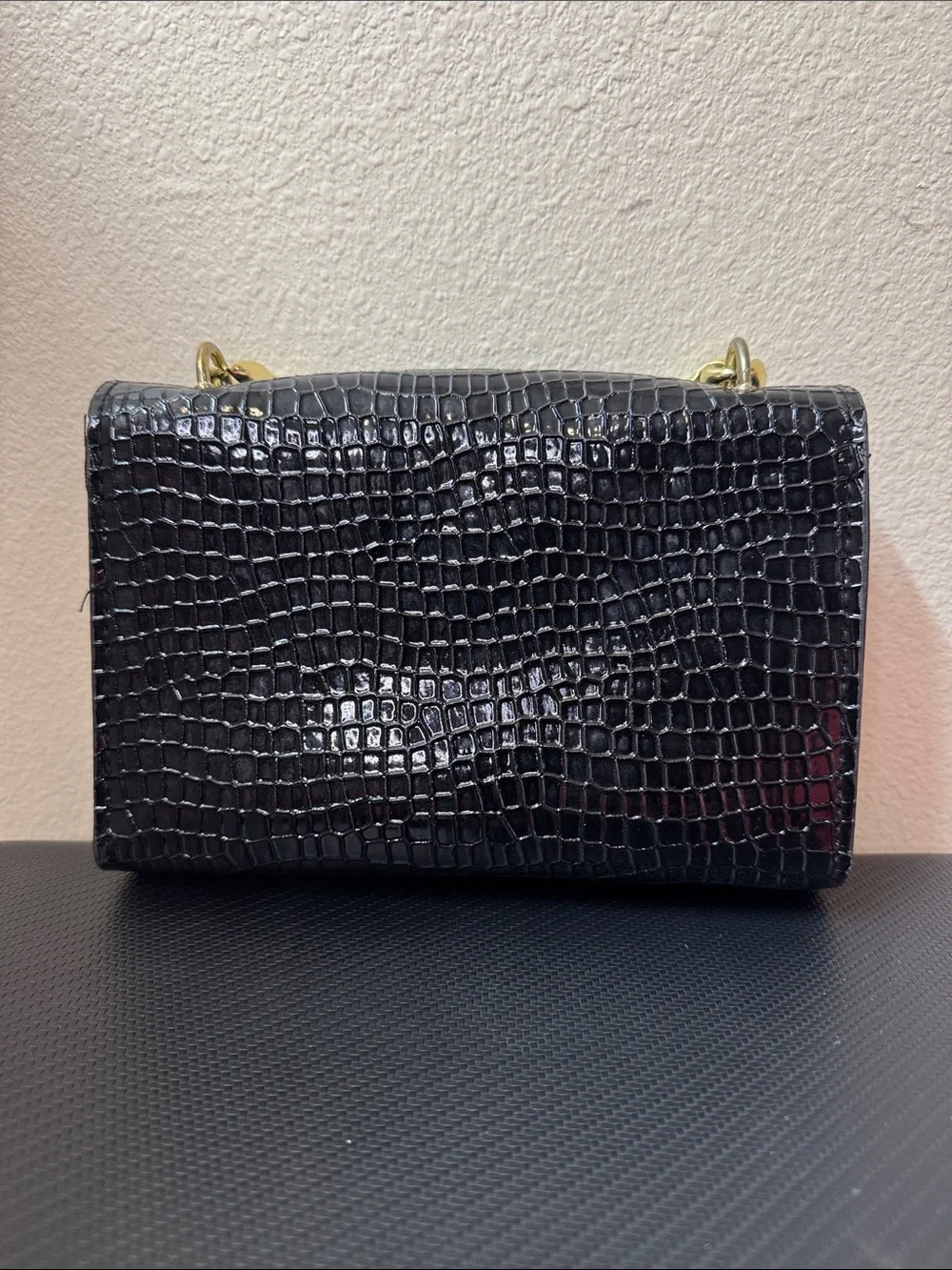 Fashion Black Croc-Embossed Chain Bag - Gold Hardware - Picture 2 of 5